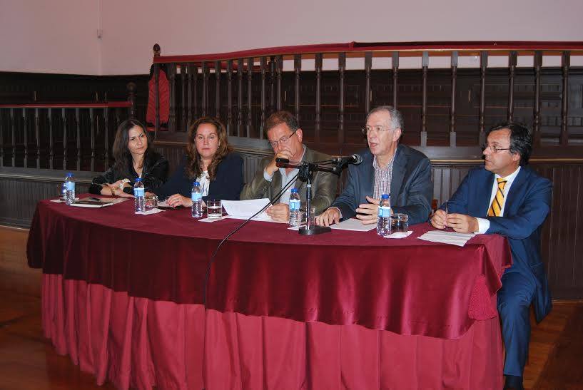 Da esquerda para a direita, Lúcia Santos (Ordem dos Farmacêuticos), Ana Cristina Rama (presidente da Secção Regional de Coimbra da Ordem dos Farmacêuticos), João Ataíde (presidente da Câmara Municipal da Figueira da Foz), Hernâni Caniço (Ordem dos Médicos) e João Nunes da Costa (Ordem dos Advogados), durante a conferência de imprensa de apresentação do Fórum