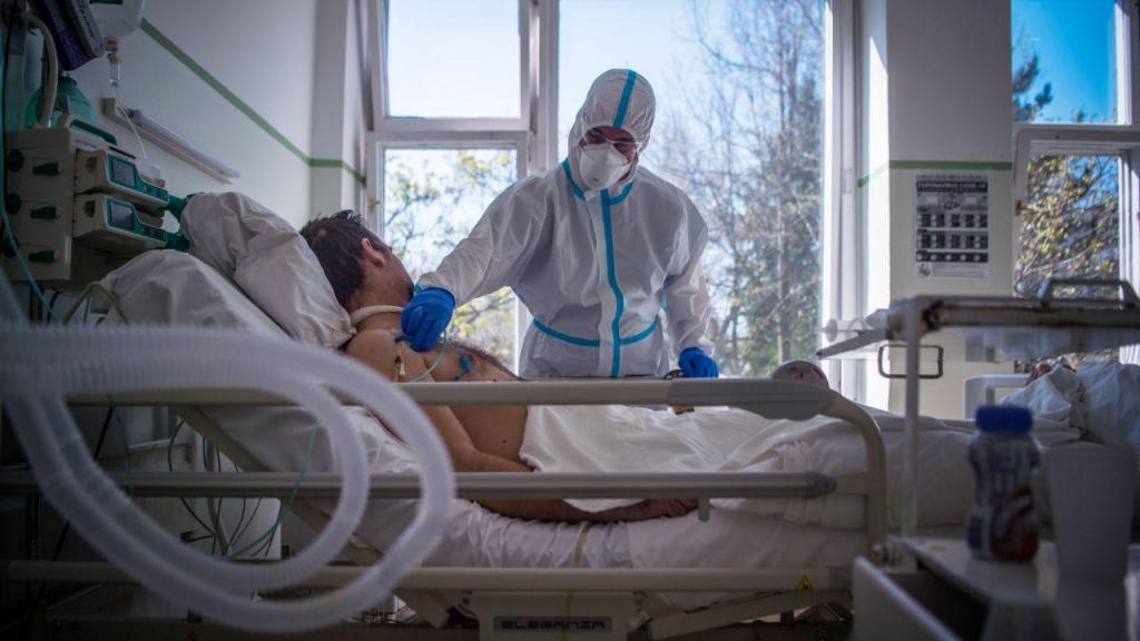 Covid-19: Estudo inglês sugere que variante Delta duplica risco de internamento