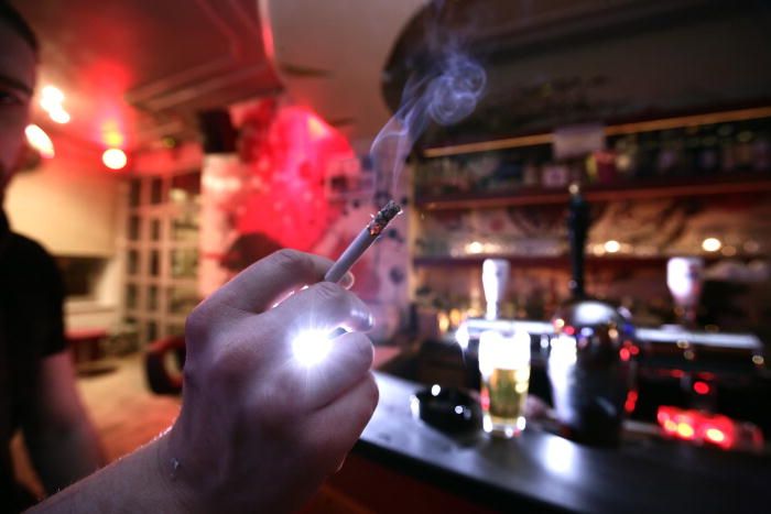 Associação: Empresários têm de preparar-se para proibir clientes de fumar nas discotecas