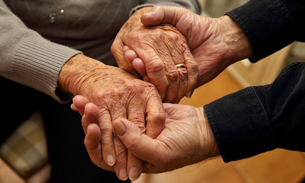 Solidão relacional e redes de apoio frágeis afetam pessoas LGBTQ idosas